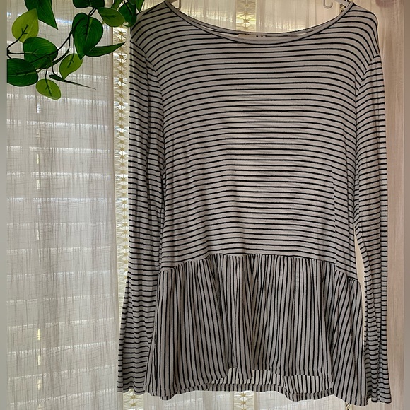 Live In The Moment Women’s Black White Striped Long Sleeve Tee Size Medium - Picture 1 of 3